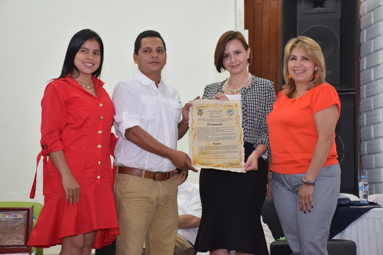Concejala Fidelia María; presidente del Concejo de Aipe, Fabián Gutiérrez Conde, Laura Franco, decana de Programa de Derecho y Patricia Sánchez Rubio, directora UCC Neiva.